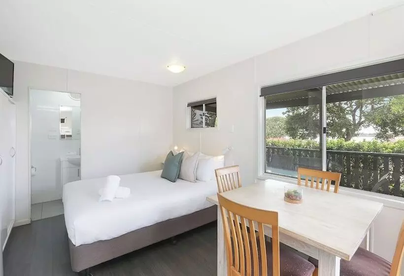 בית מלון כפרי Reflections Shaws Bay Holiday Park