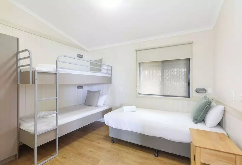 בית מלון כפרי Reflections Shaws Bay Holiday Park