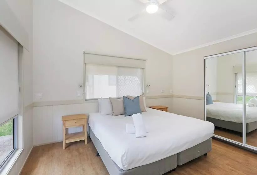 בית מלון כפרי Reflections Shaws Bay Holiday Park