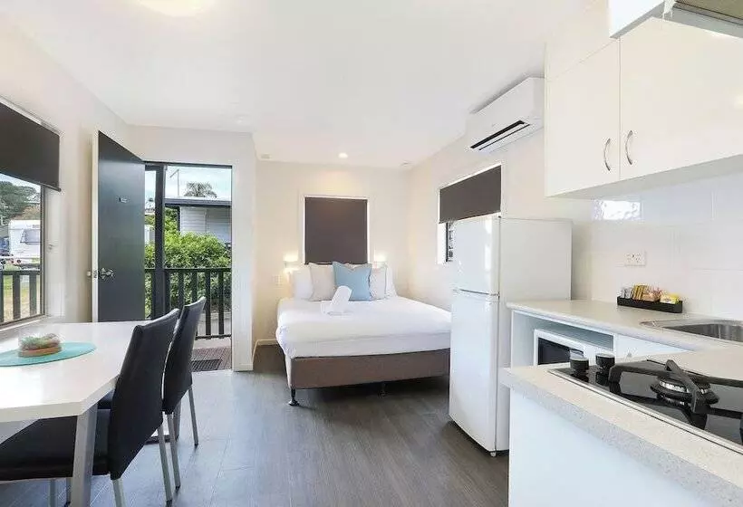 בית מלון כפרי Reflections Shaws Bay Holiday Park