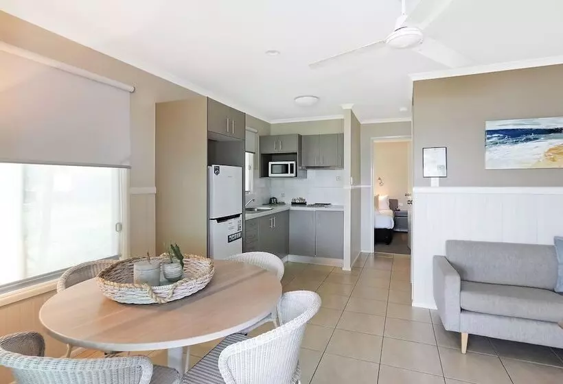 בית מלון כפרי Reflections Shaws Bay Holiday Park