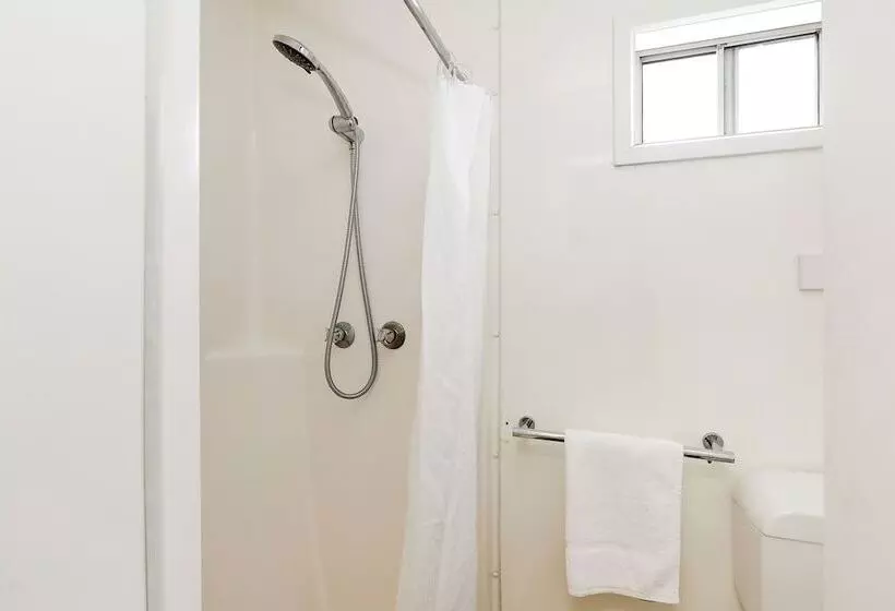 בית מלון כפרי Reflections Shaws Bay Holiday Park