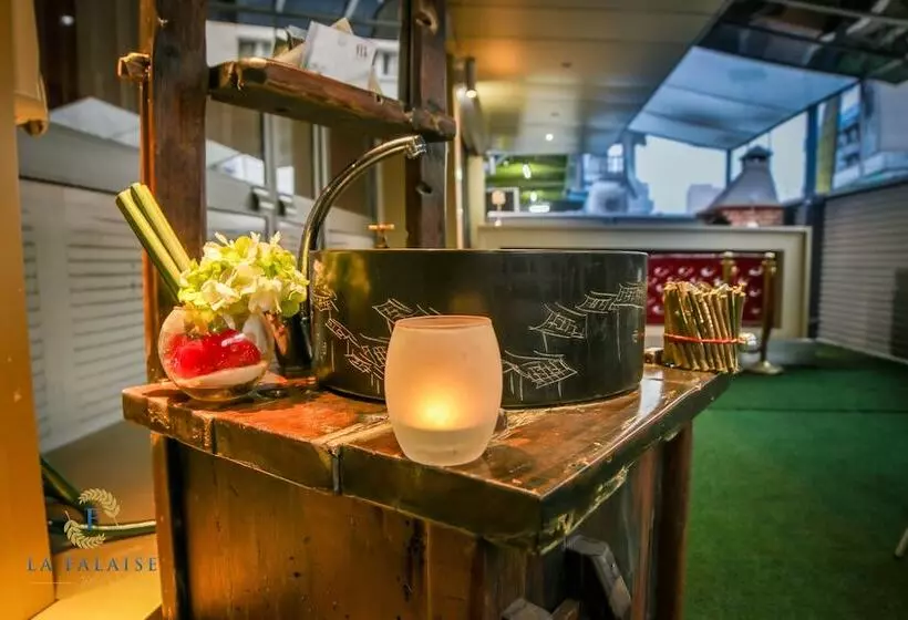 هتل Hôtel Résidence La Falaise