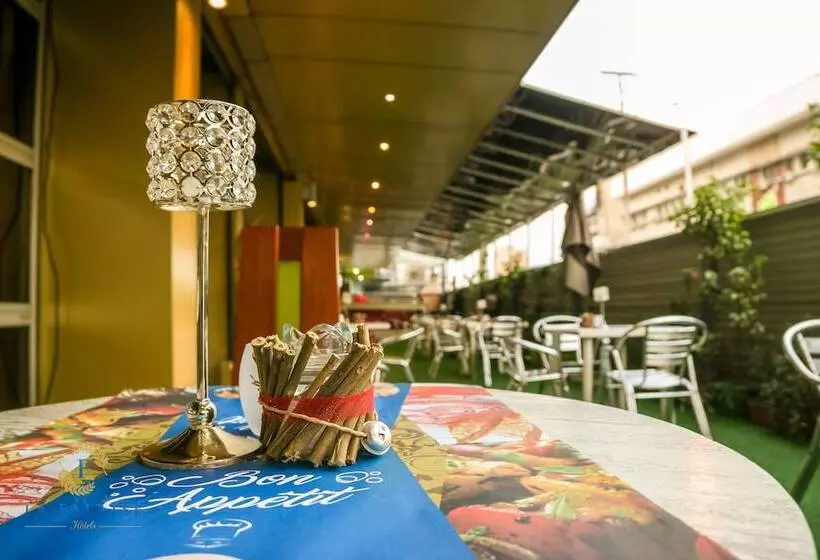 هتل Hôtel Résidence La Falaise