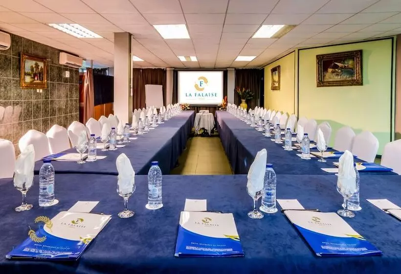 هتل Hôtel Résidence La Falaise