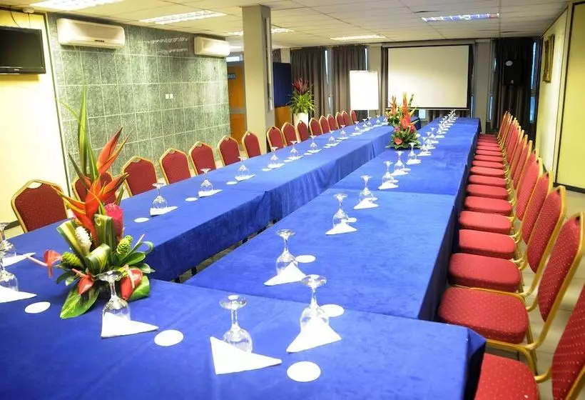 هتل Hôtel Résidence La Falaise