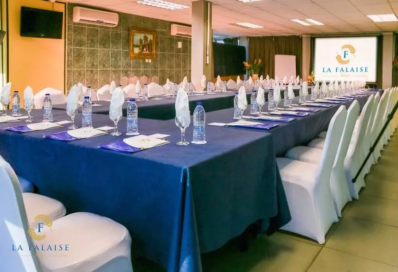 هتل Hôtel Résidence La Falaise