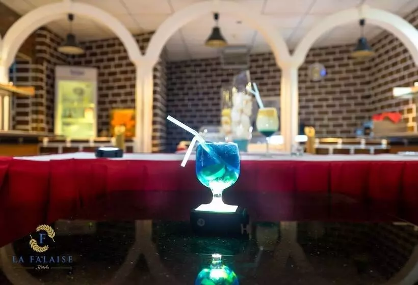 هتل Hôtel Résidence La Falaise