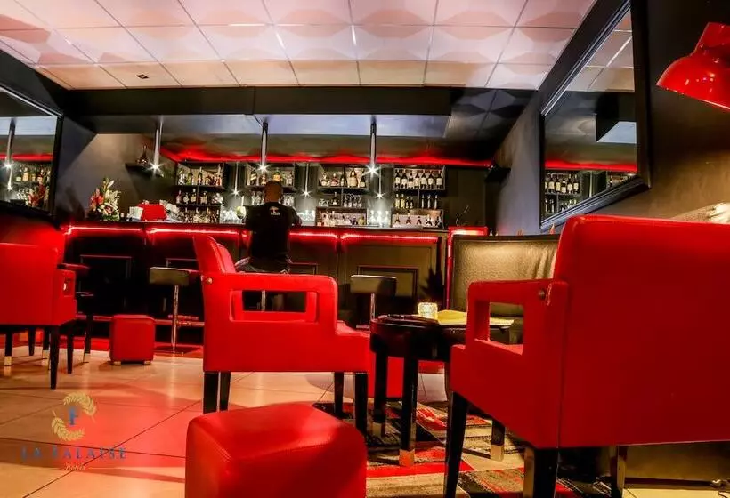 هتل Hôtel Résidence La Falaise