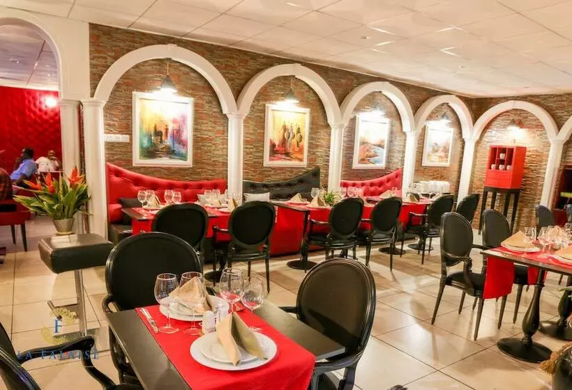 هتل Hôtel Résidence La Falaise