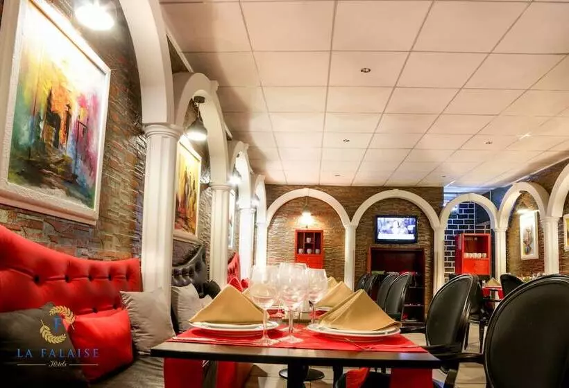 هتل Hôtel Résidence La Falaise