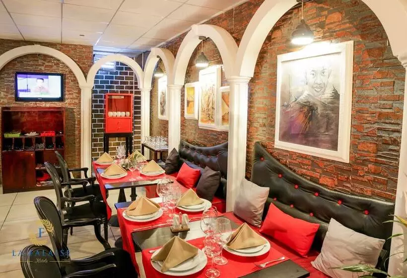 هتل Hôtel Résidence La Falaise