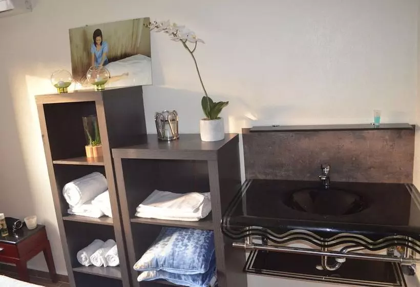 هتل Hôtel Résidence La Falaise