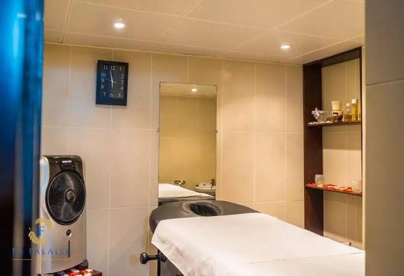 هتل Hôtel Résidence La Falaise