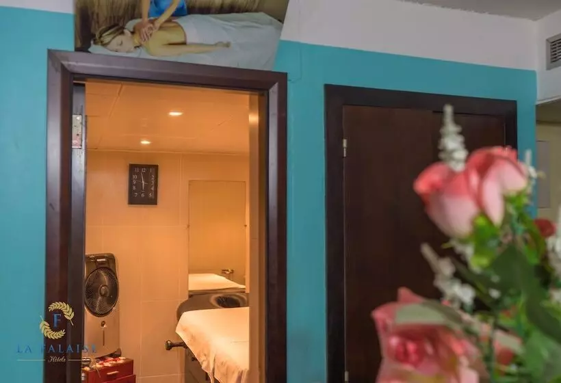 هتل Hôtel Résidence La Falaise