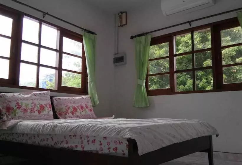 ホテル Samui Poshtel