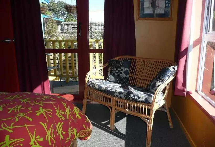 فندق صغير Global Village Travellers Lodge