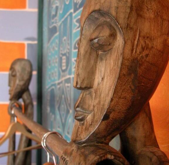 فندق صغير Global Village Travellers Lodge