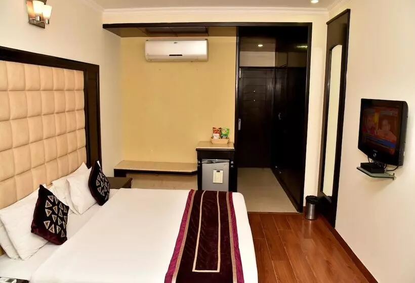 هتل Oyo Premium Sector 43 B