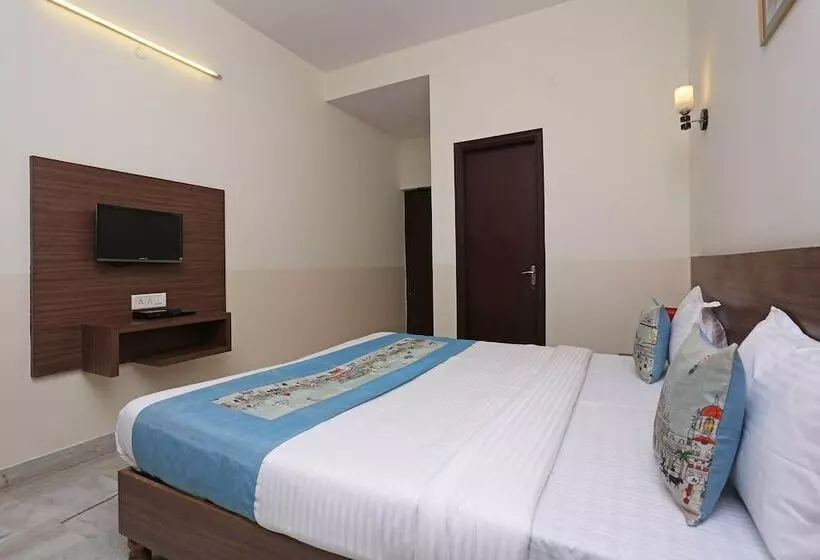 هتل Oyo Rooms Raja Park Lbs College