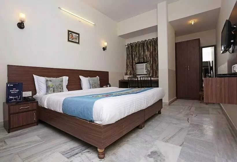 هتل Oyo Rooms Raja Park Lbs College