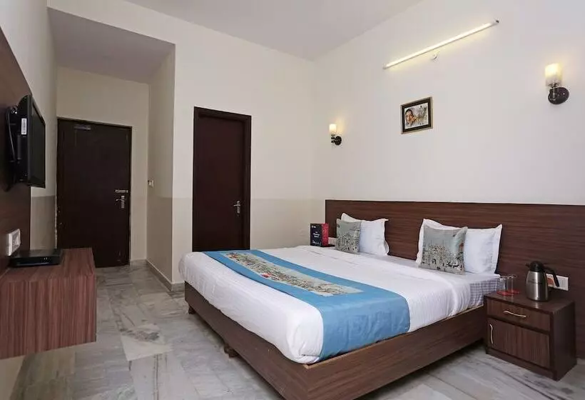 هتل Oyo Rooms Raja Park Lbs College