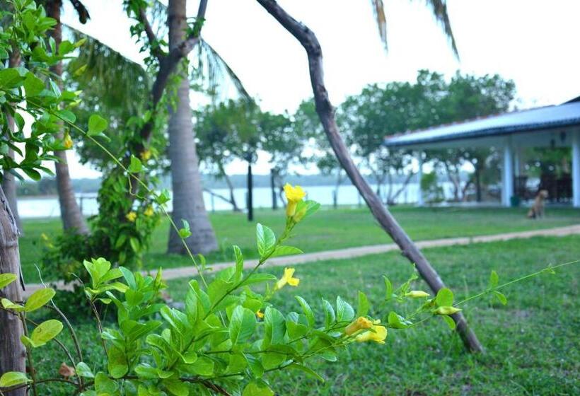 Hotel Serenity Lake Resort Yala