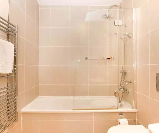 Fenwick Chambers   By Week2week