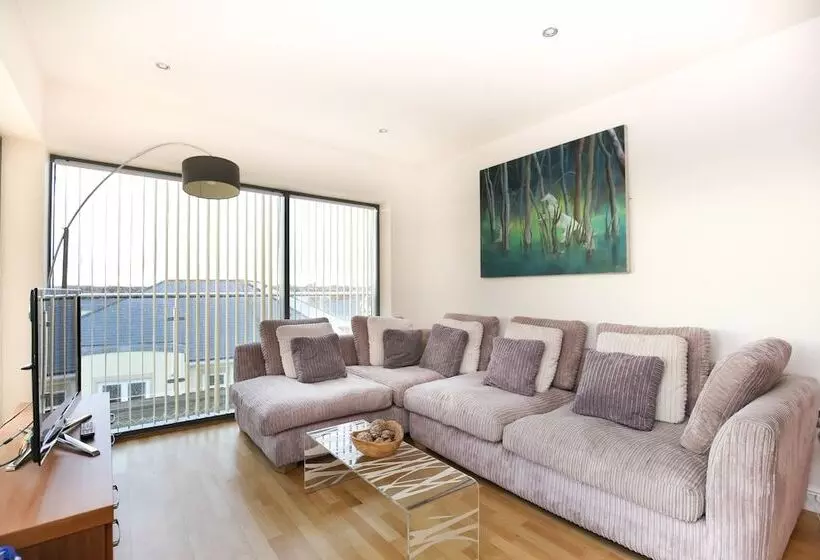 Fenwick Chambers   By Week2week