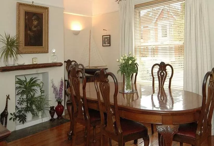 Bed and Breakfast Endeavour House