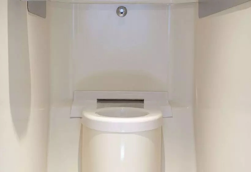 F1 Annemasse Hotel Renove