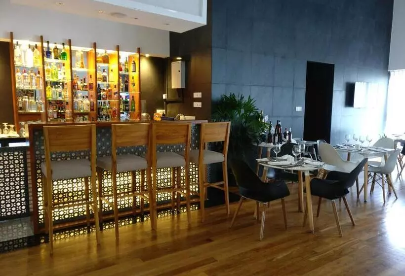 Ocean Edge Suites & Hotel Colombo