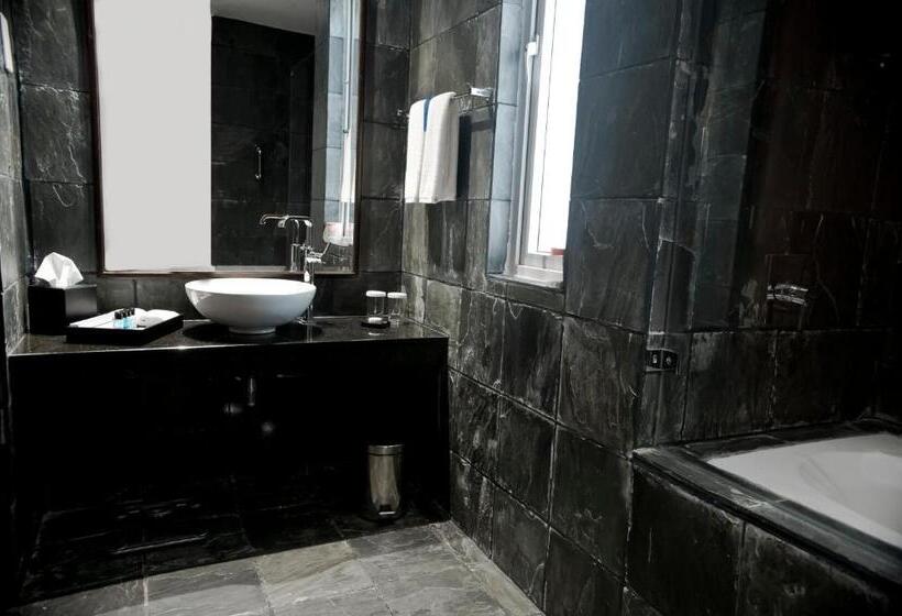 Ocean Edge Suites & Hotel Colombo