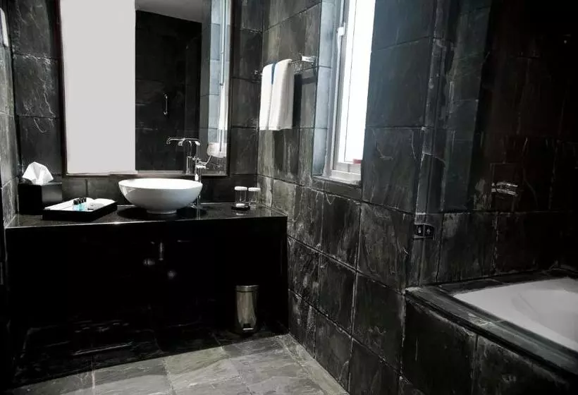 Ocean Edge Suites & Hotel Colombo