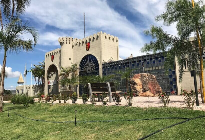 هتل Pousada Camelot Inn