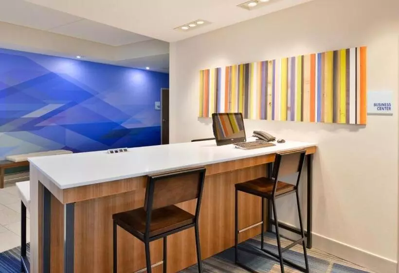 هتل Holiday Inn Express & Suites Madison, An Ihg