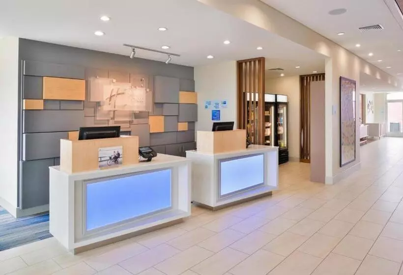 هتل Holiday Inn Express & Suites Madison, An Ihg