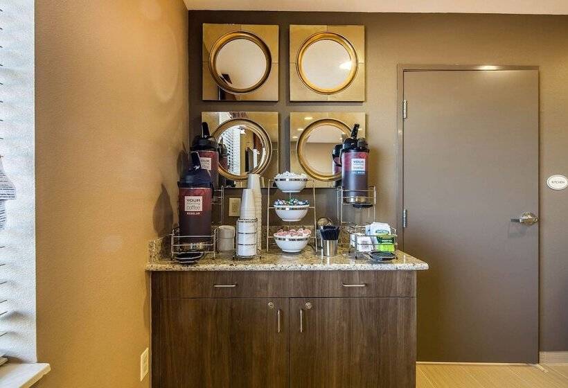 Hotel Suburban Studios Midland I20