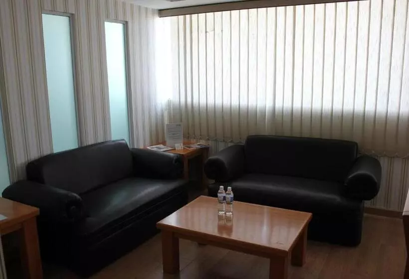 & Suites Victoria