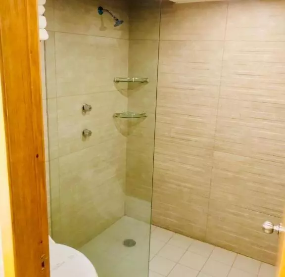 & Suites Victoria