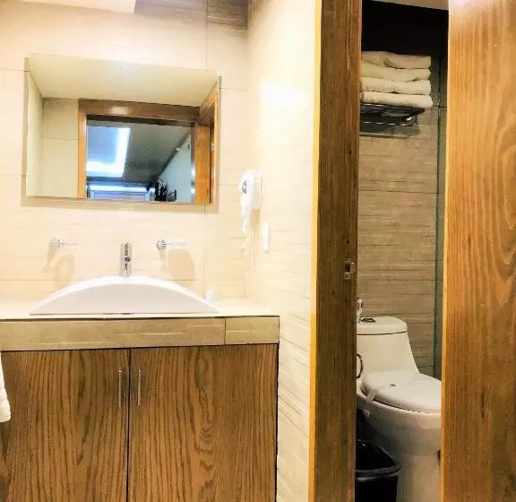& Suites Victoria