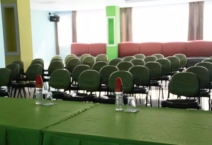 בית מלון כפרי Agung Makassar