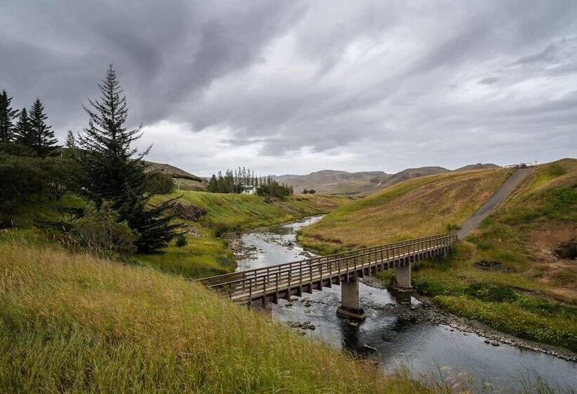 פנסיון Frost And Fire