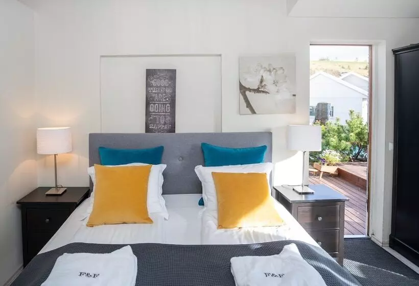 פנסיון Frost And Fire