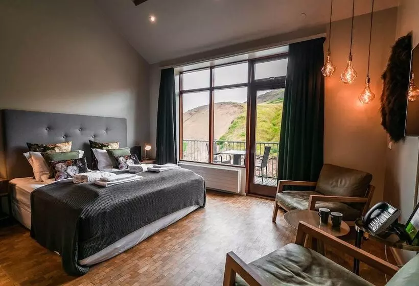 פנסיון Frost And Fire