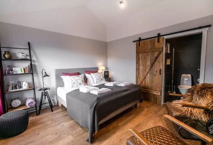 פנסיון Frost And Fire