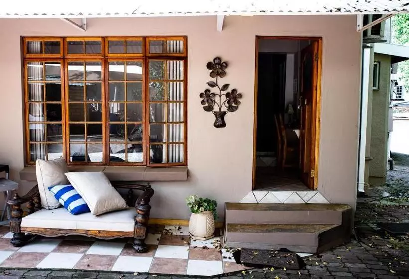 פנסיון Woodpecker Guesthouse