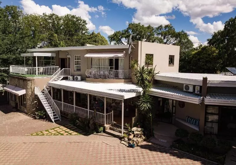 פנסיון Woodpecker Guesthouse