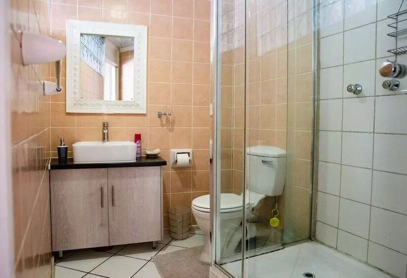 פנסיון Woodpecker Guesthouse