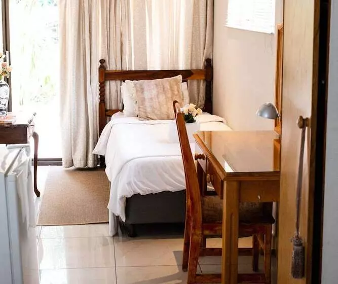 פנסיון Woodpecker Guesthouse